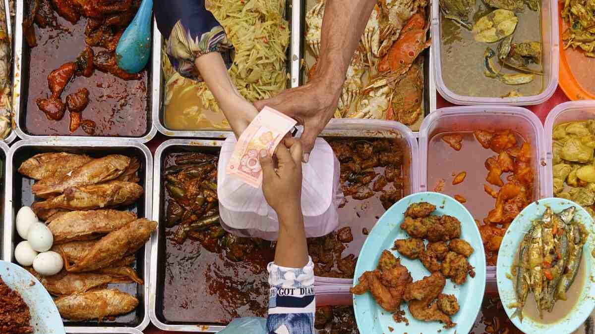 Makanan jalanan di Vietnam. 13 kali makan tidak ketinggalan.